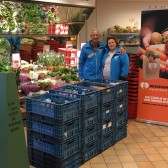 Ben Noordermeer en Marjon Tolhuis in actie voor de Voedselbank